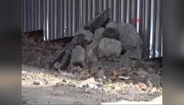 Valilik arkasındaki taş yığını polisi alarma geçirdi
