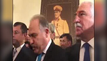 Muhalefet kulisinden kaldırılan 'Mareşal Atatürk' portresinin taklidi eski yerine asıldı