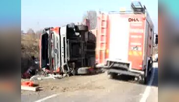 Havza'da itfaiye aracı yangına giderken devrildi: 3 itfaiyeci yaralı