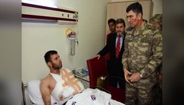 Kara Kuvvetleri Komutanı yaralı askerleri ziyaret etti