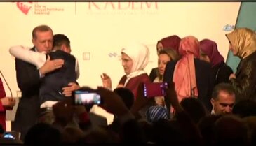 Sahneye atlayıp Cumhurbaşkanı Erdoğan'a sarıldı
