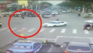 Sürücüsüz motosiklet adama böyle çarptı