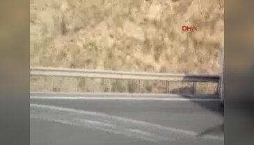 Takla otomobilden çıkarılan 2 kadın hastaneye kaldırılırken ambulanstan indi