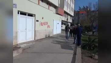 Cemevinin duvarına çirkin yazı