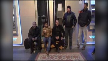 Eksi on dereceye aldırmadan banka önünde nöbet tuttular