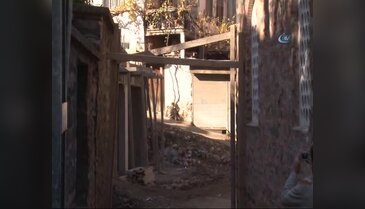 Bursa'da 5 asırlık duvarı çatlattılar, "yıkılmasın" diye kalas dayadılar!
