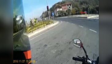 Motosikletin bariyerlere çarpma anı kask kamerasına yansıdı