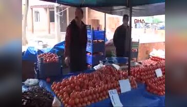 Manisa'da pazarcı esnafını yağmur vurdu