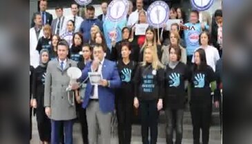 Kadına yönelik şiddete boyalı protesto