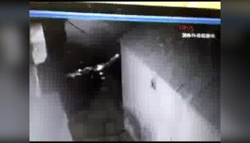 Muradiye'de polis kameradaki bombacıyı arıyor