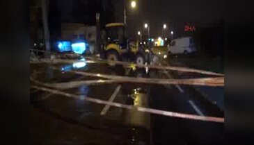 İzmir'de sağanak yağış hayatı felç etti