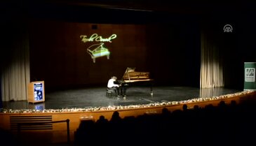 Suriyeli genç piyanist Bursa'da konser verdi