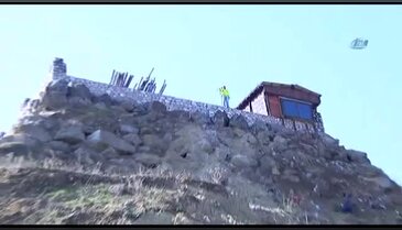 Eski komando kendine kale yaptı