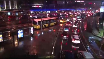 Sağanak yağış İstanbul'da trafiği felç etti