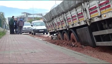 Bursa'da aynı yolda 2 TIR devrildi