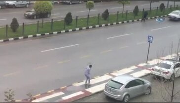 Sokak ortasında silahlı çatışma kamerada