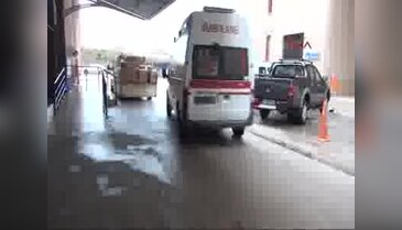 Annesini boğazını keserek öldürdü