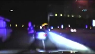 Polis otosuyla kendi aracı arasında ezildi