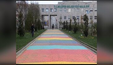 Bursa'da bu yolu gören fotoğraf çektirmek için üzerinden tekrar geçiyor