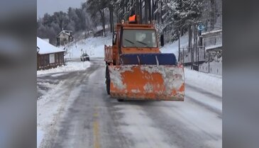 Bursa Uludağ eksi 12 oldu, ekipler yolları tuzladı