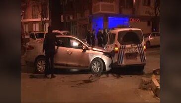 Avcılar'da trafik kazası: 1'i polis, 2 yaralı