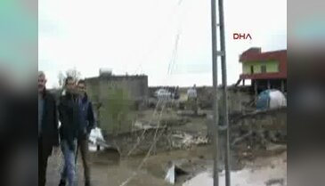Derik'te hortum evleri yıktı, traktör römorkunu sürükledi