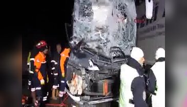 Yolcu otobüsü kamyona çarptı: 1'i ağır 13 yaralı