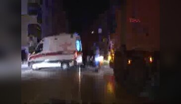 Kırmızı ışıkta bekleyen polis aracına otomobil çarptı: 2'si polis 5 yaralı