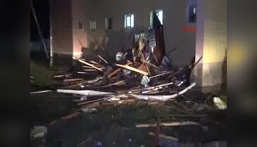 Kaldıkları pansiyonun çatısı uçan 38 öğrenci tahliye edildi