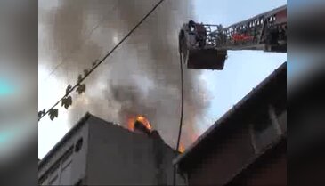 Beyoğlu'nda çanta imalathanesi alev alev yandı