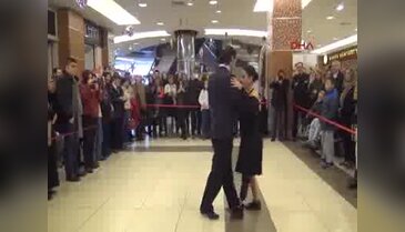 Protez bacaklarıyla dans etti