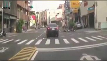 Motosiklet bisikletli kadına böyle çarptı