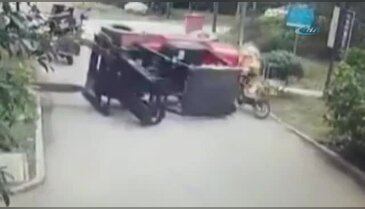 Devrilen forkliftin altında kaldı