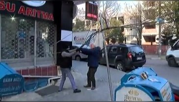 Burası İstanbul: Yola sarkan kablolar tehlike saçıyor !