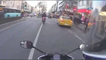 Motosiklet kadına böyle çarptı!