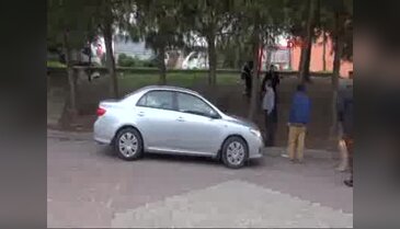 Otomobilde kilitli kalan otistik çocuğu itfaiye kurtardı