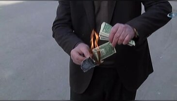 Sokak ortasında bir deste dolar yaktı