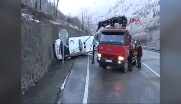 Trabzon'da buzlanma kazalara neden oldu, ambulans yan yattı