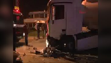 İstanbul'da lüks otomobil yakıt tankerine çarptı: 1 yaralı