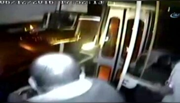 Devrilen otobüste yaşanan panik kameraya yansıdı