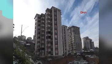 Apartmanın önünde toprak kaydı, belediye 'boşaltın' uyarısı yaptı