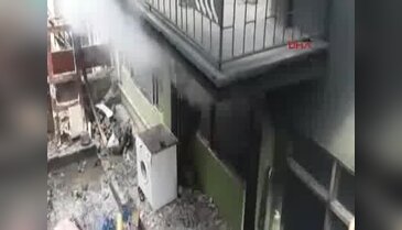 Apartman dairesinde yangın: 15 kişi dumandan etkilendi