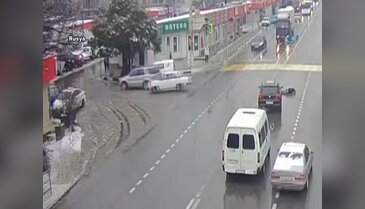 Sürücüsü yola düşen araç kendi kendini park etti