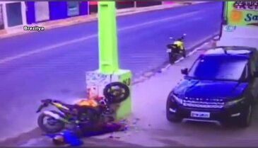 Motosiklet direğe böyle çarptı!