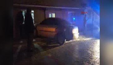 Kayan otomobil evin duvarını yıktı