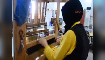 Tarihi hamamda Manisa bezi dokuyorlar