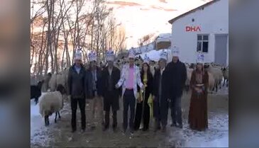 Hakkarili türkücü Aydın Aydın'dan, 'Dolar bozdurma' kampanyasına destek