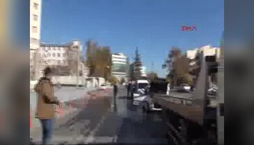 Çaldığı otomobil alev alınca yolda bırakıp kaçtı