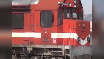 Tren, hemzemin geçitte otomobile çarptı: 1 ölü, 3 yaralı