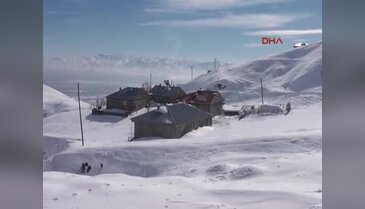 Doğu'da köyler kar hapsinde